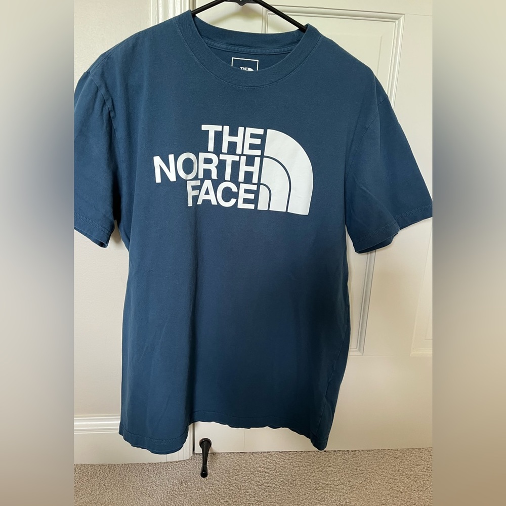 Men’s The North Face t-shirt.  Like new!  Size Medium.